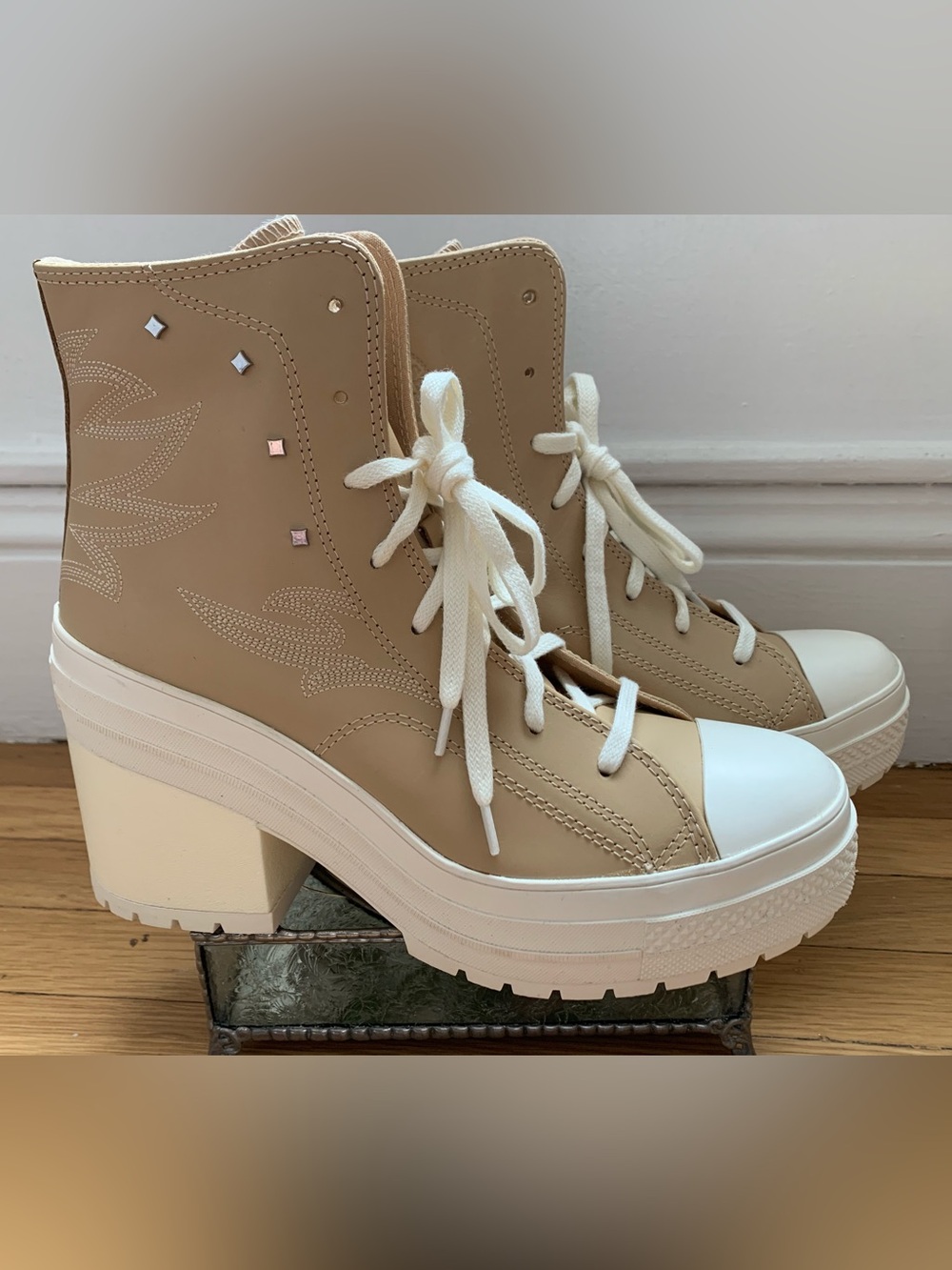 NWOB CONVERSE ALL STAR TAN LEATHER HI-TOP HEEL PLATFORM SNEAKERS SZ W-10.5/M-8.5